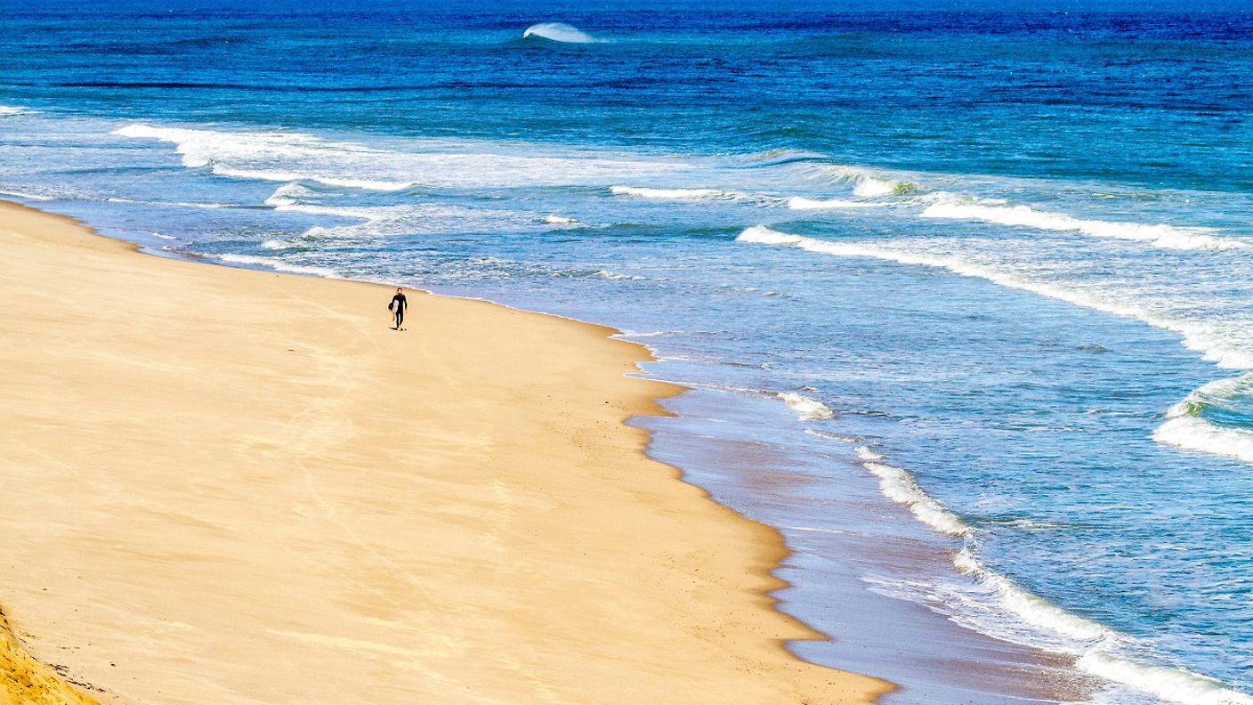 Spaziergänger am Strand von Cape Cod