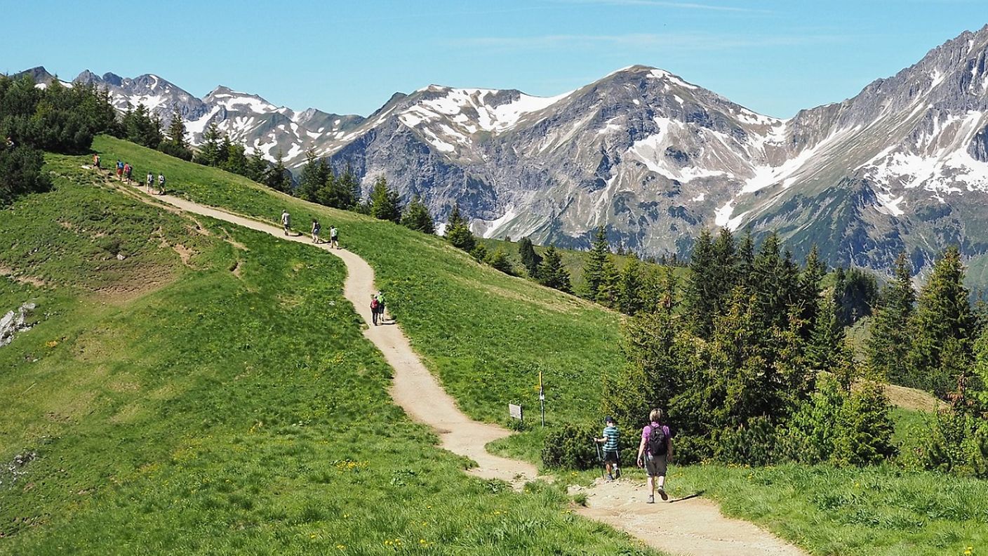 Wanderweg durch die Berge im Allgäu