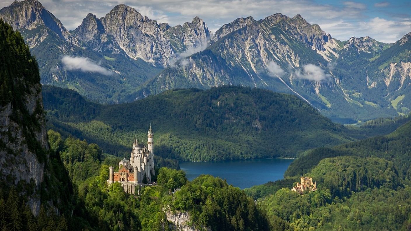 Schloss Neuschwanstein zwischen den Bergen im Allgäu