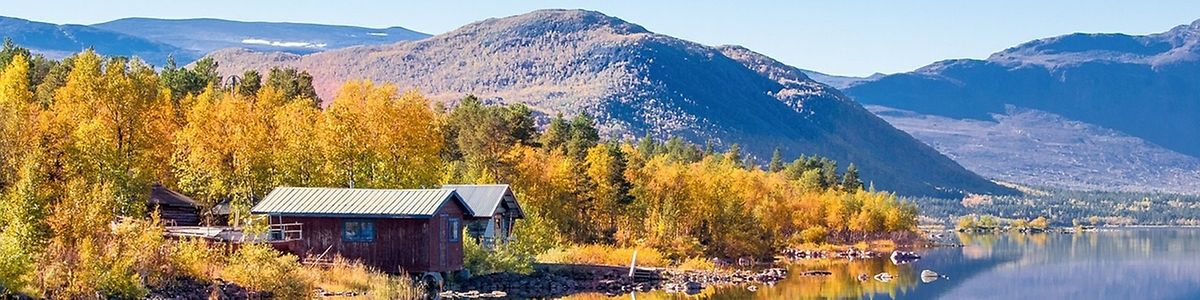 Farbenfrohe Landschaft am See in Lappland