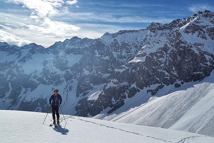 Skifahrer auf schneebedeckten Bergen im Allgäu
