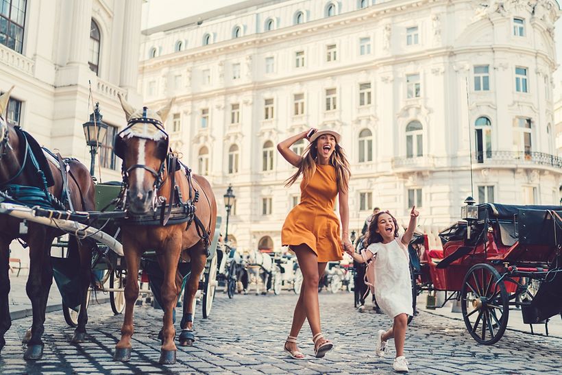 Eine Frau mit Kind schlendern durch Wien