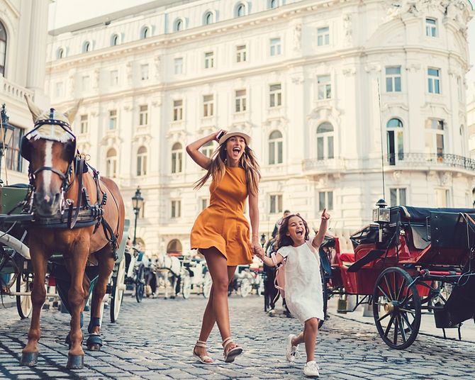 Eine Frau mit Kind schlendern durch Wien