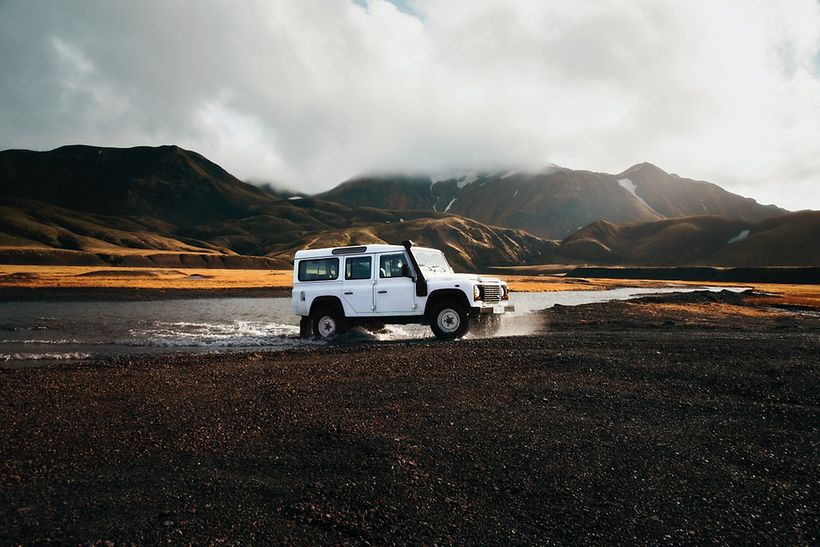 Auto fährt durch Wasser in Island