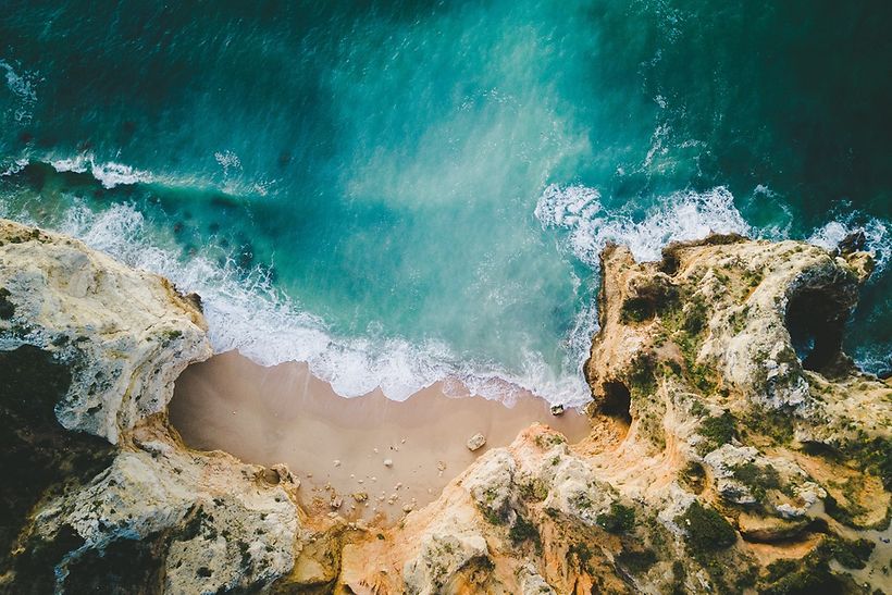 Versteckte Sandbucht an der Steilküste der Algarve in Portugal