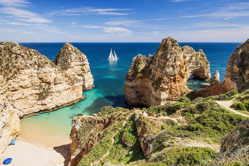 Felsküste mit Strand an der Algarve