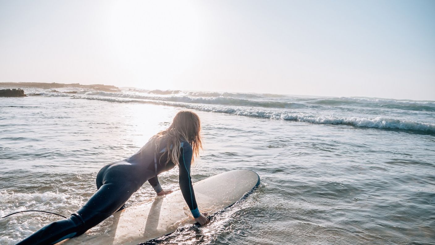 Surferin an der Algarve