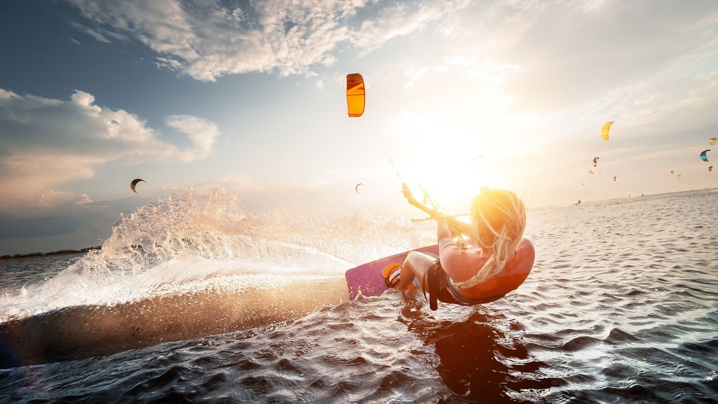 Kitesurfer in der Lagune von Alvor an der Algarve