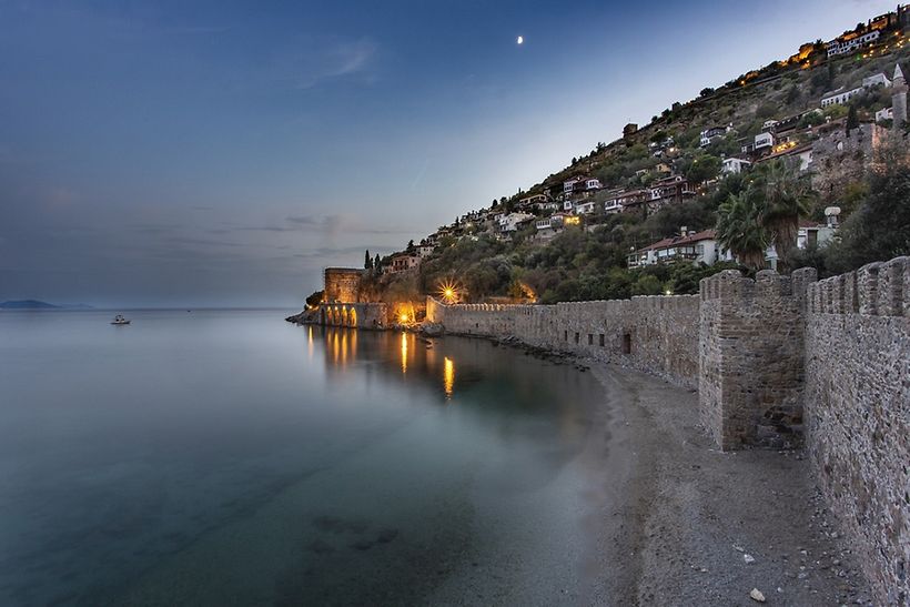 Beleuchtete Küste von Alanya bei Nacht