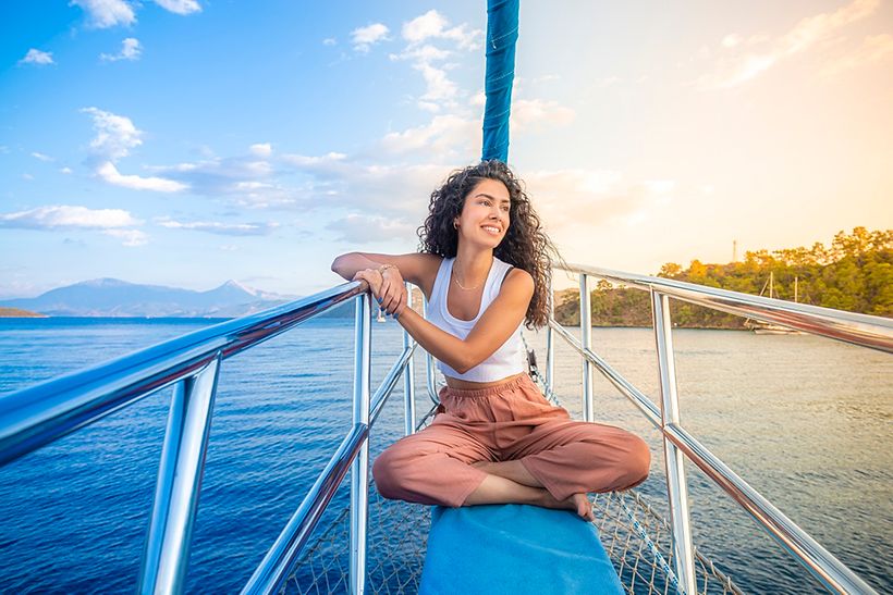 Frau entspannt auf einem Boot an der Türkischen Riviera