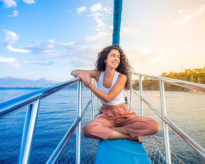 Frau entspannt auf einem Boot an der Türkischen Riviera