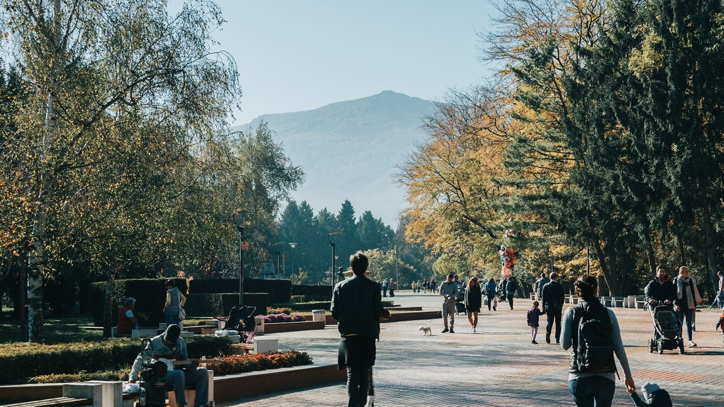 Menschen spazieren durch den Park Borisova Gradina in Sofia