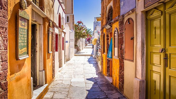 Gassen zwischen alten Häusern auf Santorini