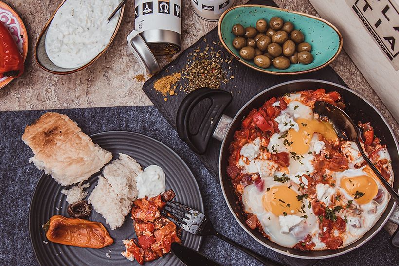 Griechisches Essen auf verschiedenen Tellern