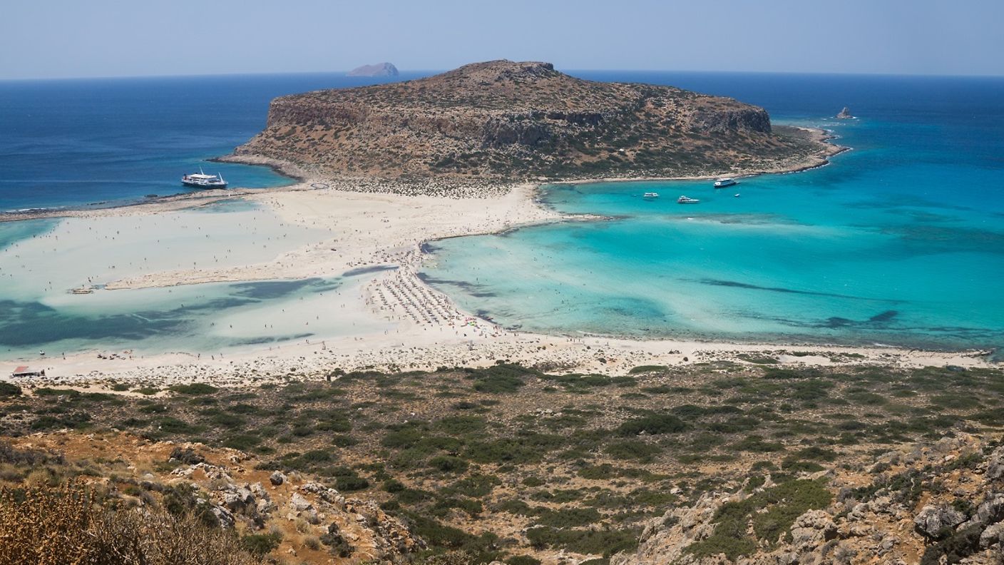 Strand und türkisblaues Meer auf Kreta