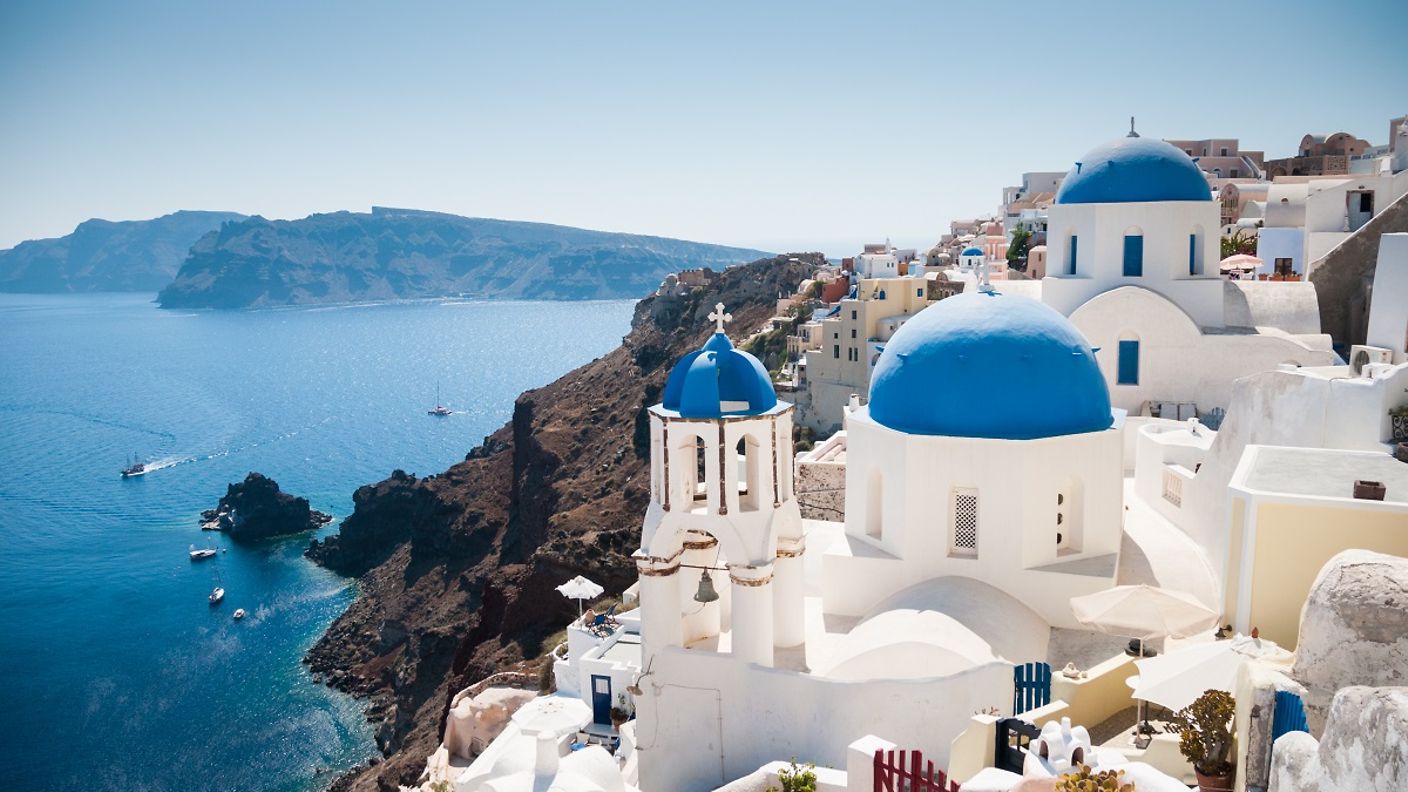 Weiße Dächer an der Küste von Santorini