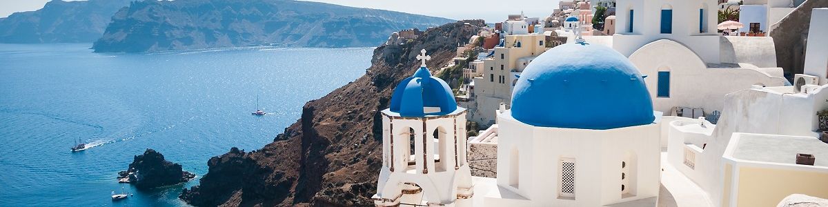 Weiße Dächer an der Küste von Santorini