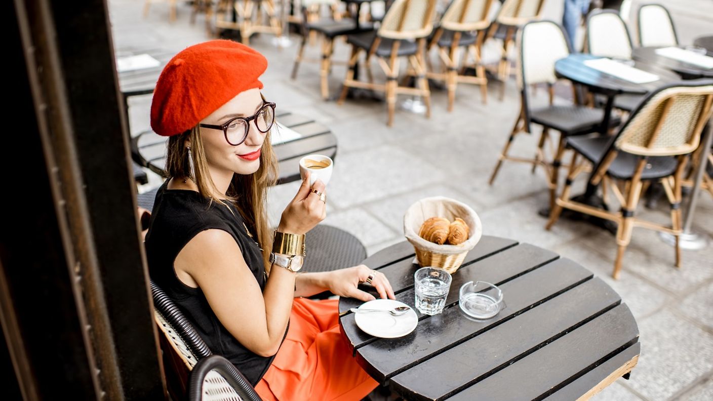 Eine Frau in einem Café in Paris