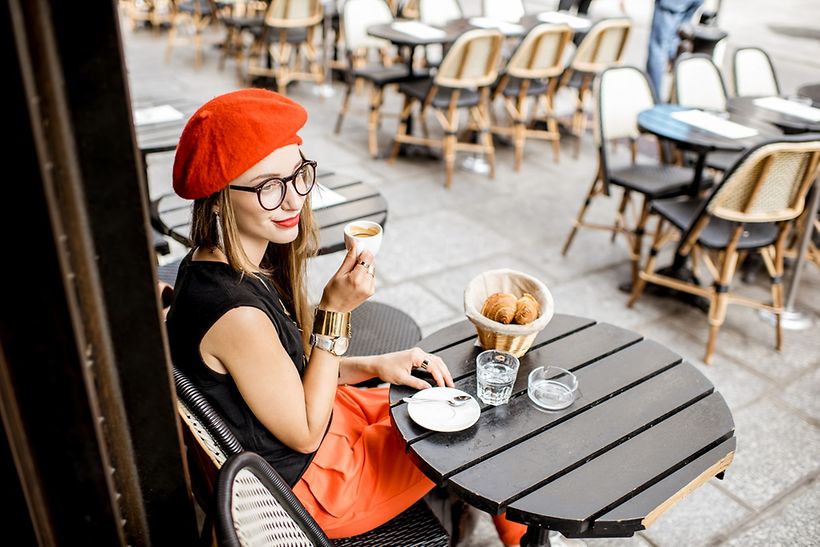 Eine Frau in einem Café in Paris