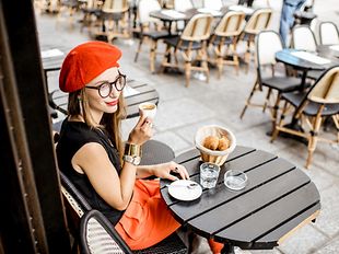 Eine Frau in einem Café in Paris