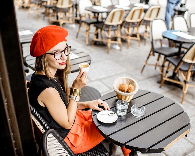 Eine Frau in einem Café in Paris
