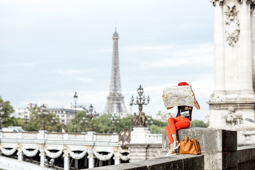 Frau liest den Stadtplan in Paris