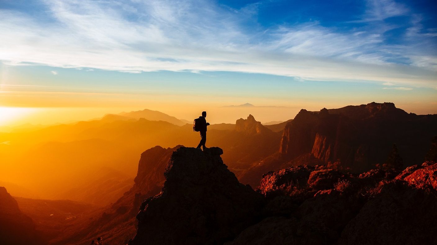 Wanderer auf einem Gipfel auf den Kanaren im Sonnenuntergang