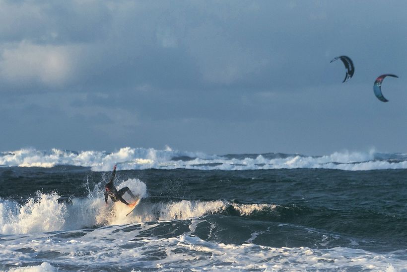 Kitesurfer in den Wellen vor der Küste der Kanaren