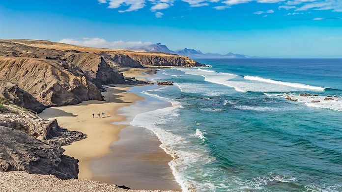 Felsküste an einem Strand auf Fuerteventura