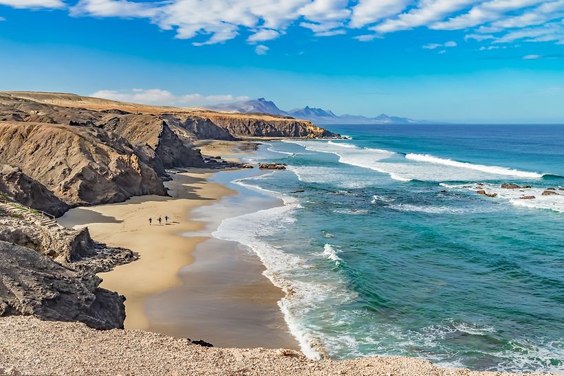Felsküste an einem Strand auf Fuerteventura
