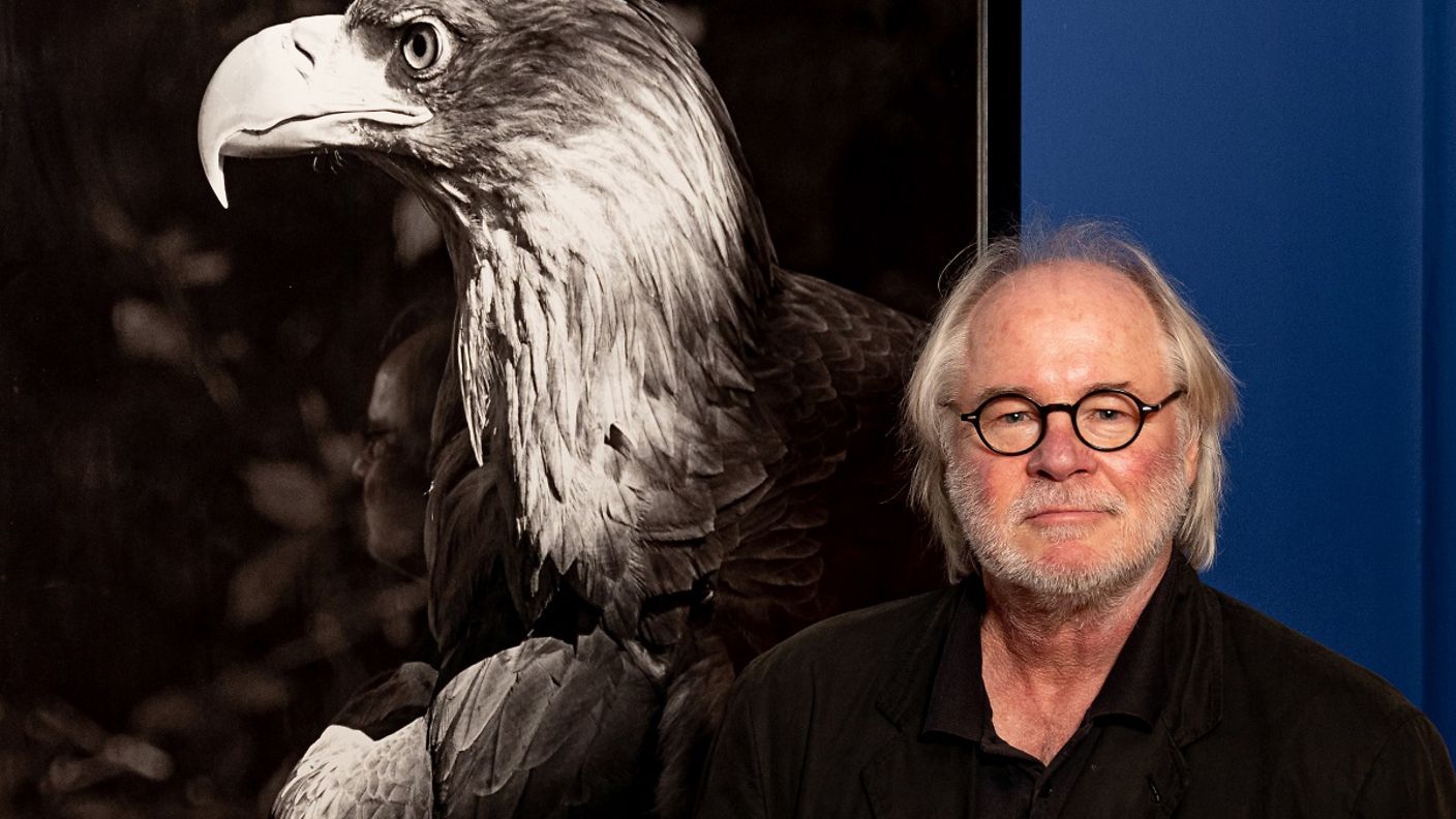 Fotograf Tom Krausz vor einem Vogelporträt