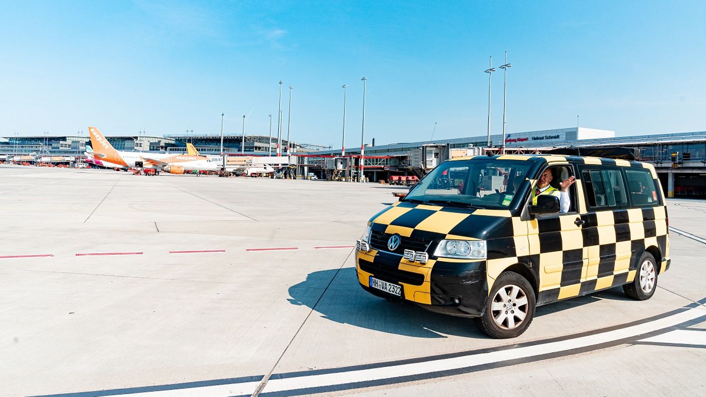 Follow Me Car auf dem Vorfeld am Hamburg Airport