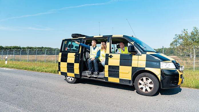 Besucher Follow-Me-Fahrzeug 