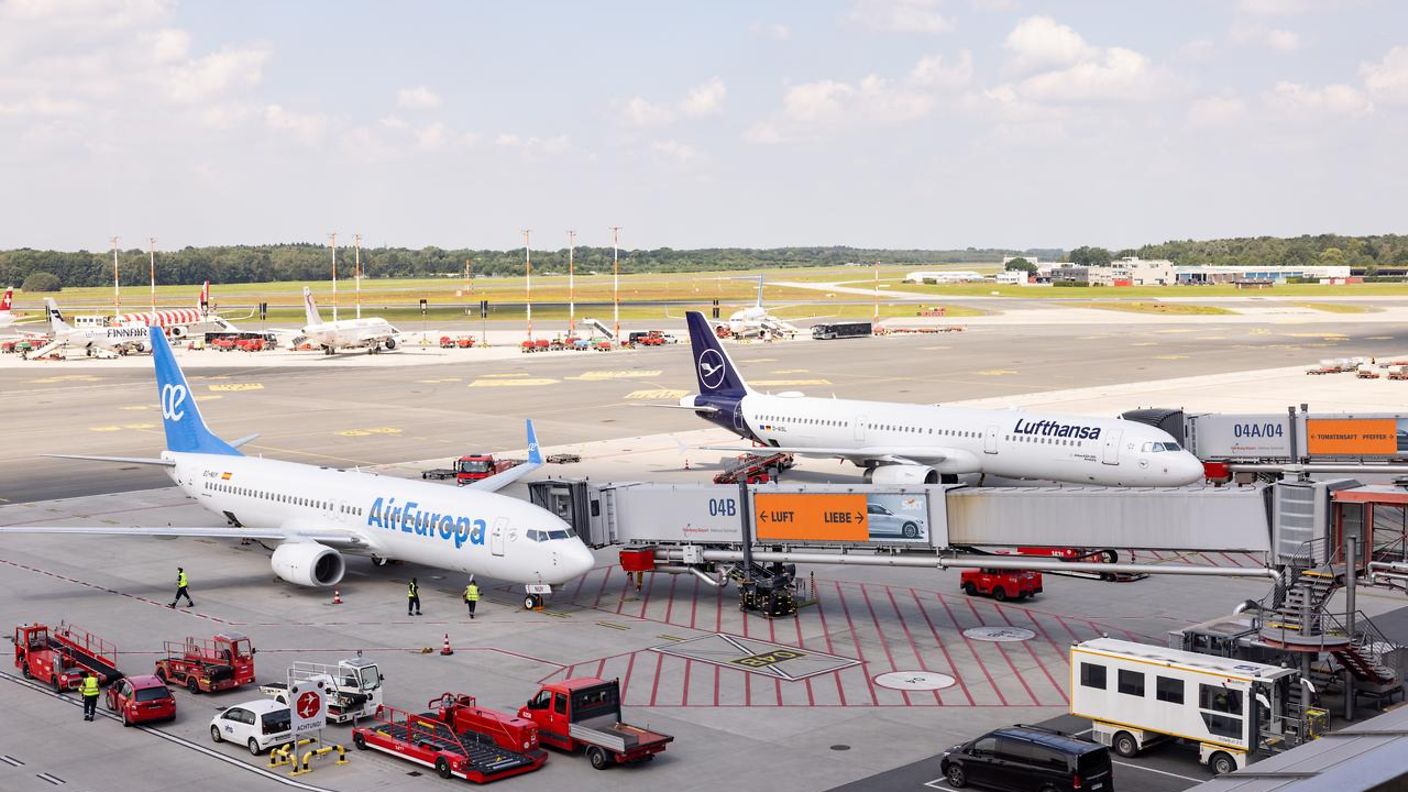 Besucher auf der Aussichtsterrasse am Hamburg Airport