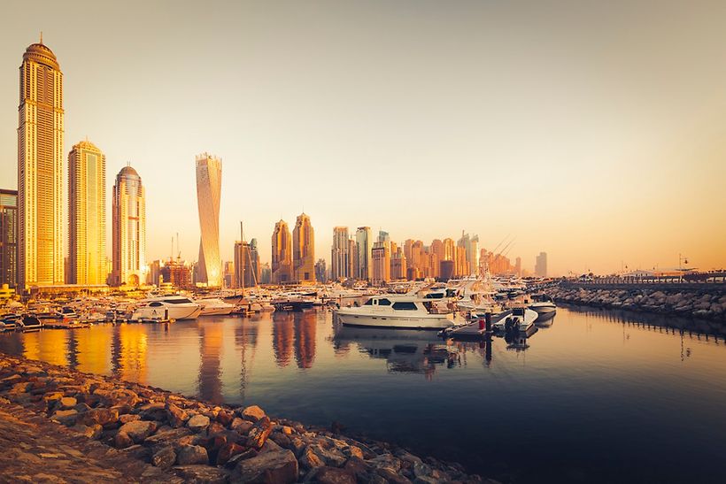 Schiffe in der Marina vor der Skyline von Dubai 