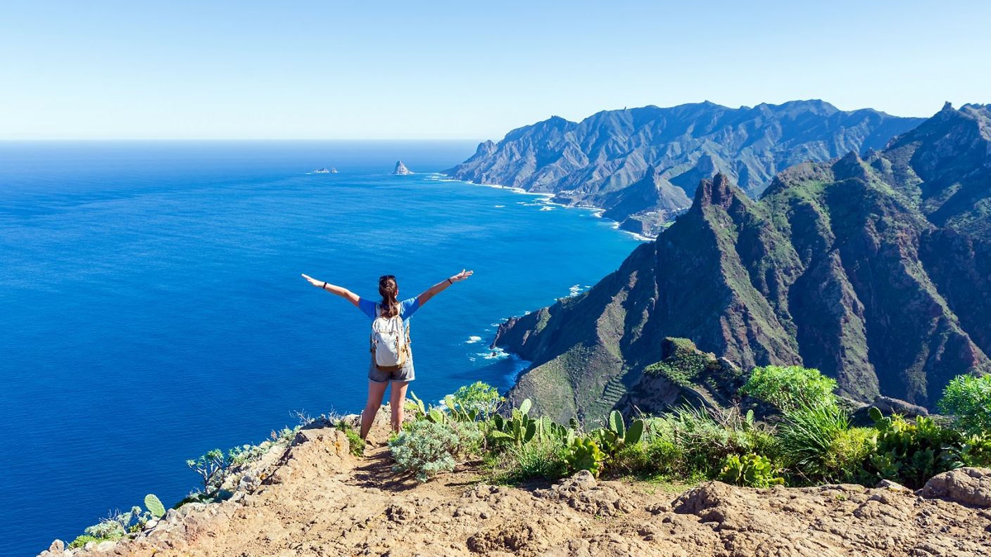 Wanderin in der bergigen Landschaft auf Teneriffa