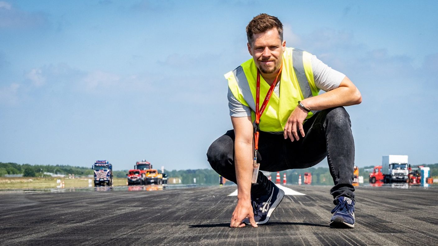 Oliver Sorg auf der Startbahn am Flughafen Hamburg