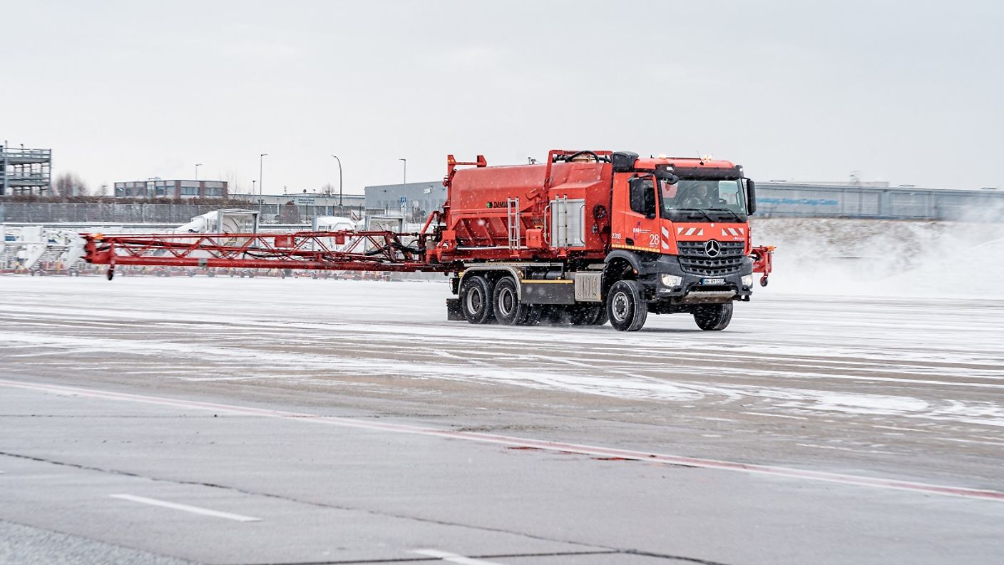 Fahrzeug im Winterdienst-Einsatz am Hamburg Airport