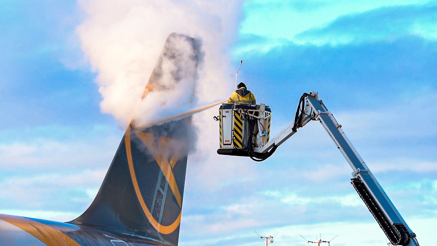 Ein Winterdienst-Mitarbeiter bei der Flugzeug-Enteisung am Hamburg Airport