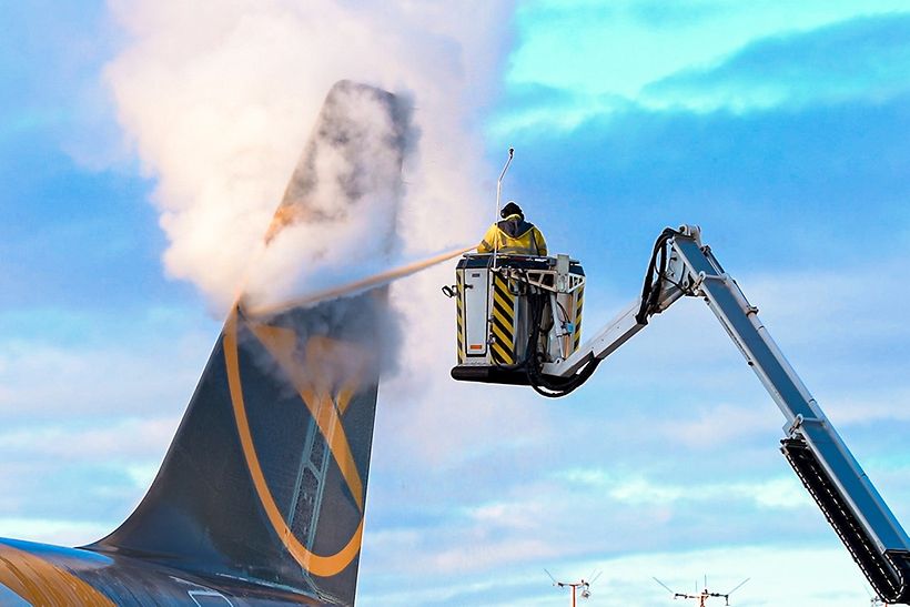 Ein Winterdienst-Mitarbeiter bei der Flugzeug-Enteisung am Hamburg Airport