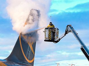 Ein Winterdienst-Mitarbeiter bei der Flugzeug-Enteisung am Hamburg Airport