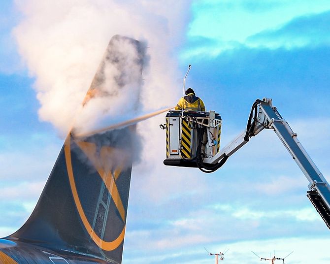 Ein Winterdienst-Mitarbeiter bei der Flugzeug-Enteisung am Hamburg Airport