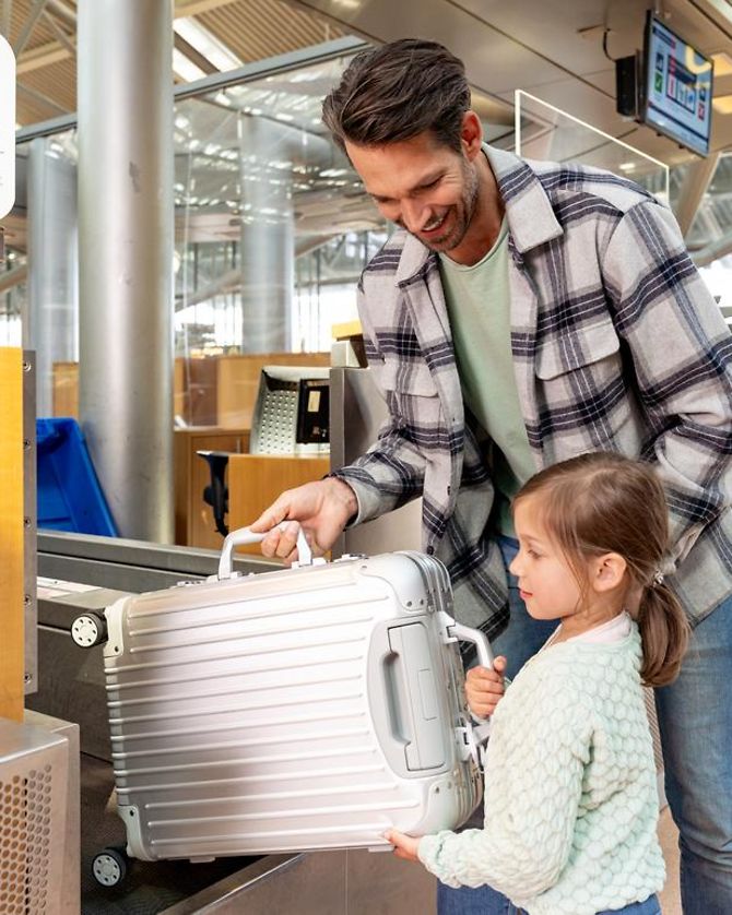 Gepäckaufgabe am Check-in Schalter