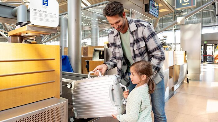 Gepäckaufgabe am Check-in Schalter