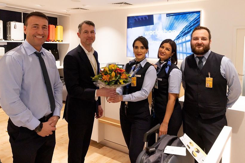 Wiedereröffnung Lufthansa Worldshop_Übergabe Blumenstrauß