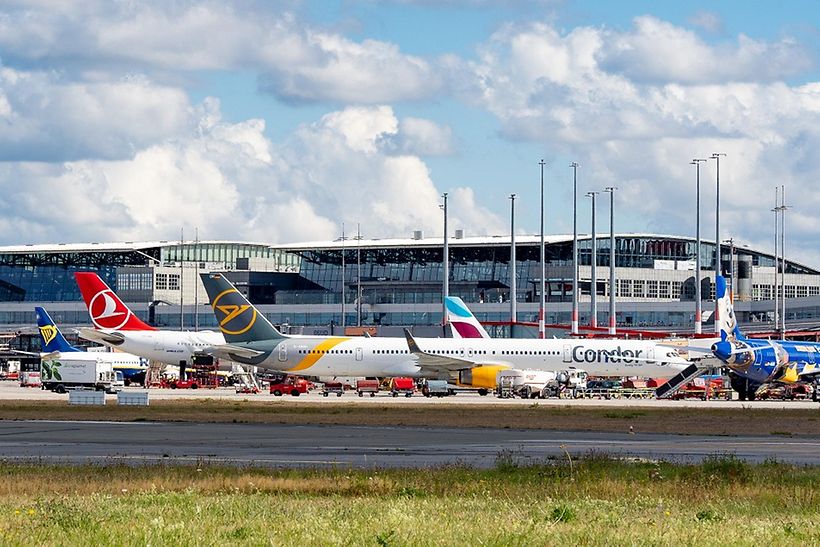 Flugzeuge auf dem Vorfeld Flughafen Hamburg