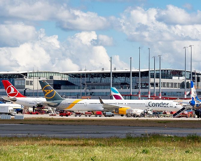 Flugzeuge auf dem Vorfeld Flughafen Hamburg