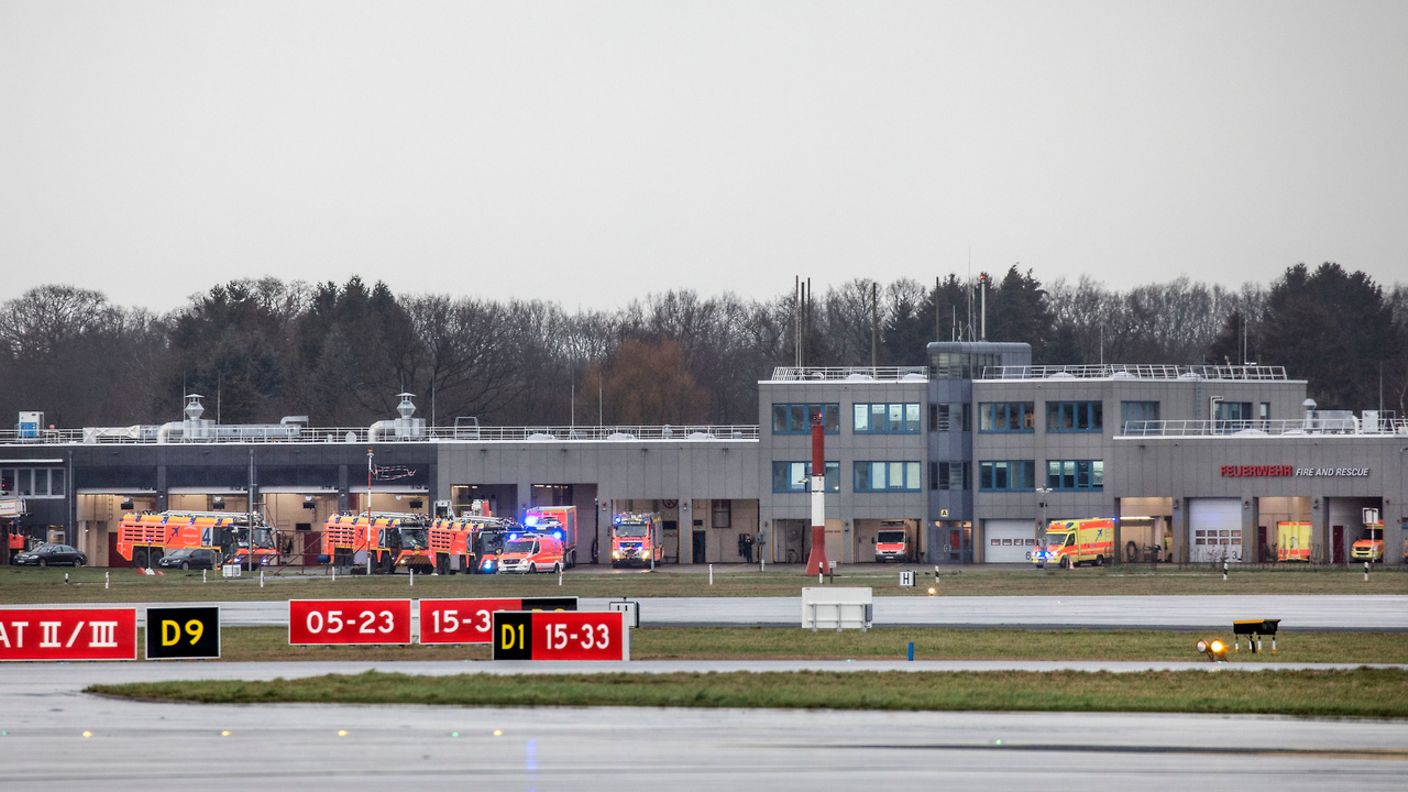 Fahrzeug der Flughafenfeuerwehr auf dem Vorfeld am Hamburg Airport