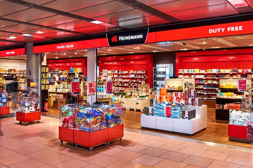 Heinemann Duty Free bei Gate A20 - spezialisiert auf Angebote, insbesondere Spirituosen, Süßwaren und Souvenirs