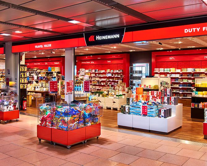 Heinemann Duty Free bei Gate A20 - spezialisiert auf Angebote, insbesondere Spirituosen, Süßwaren und Souvenirs